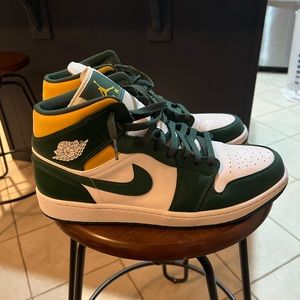 Air Jordan 1 Mid Super Sonics color way